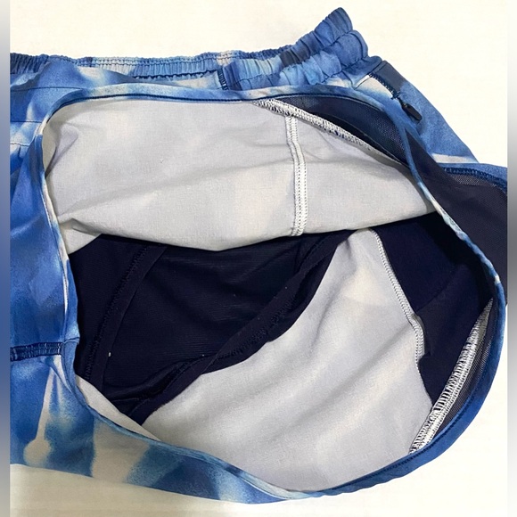 Lululemon Womens 8 Lined Low Rise Hotty Hot 2.5” Shorts in Blue/White Print - Picture 8 of 16